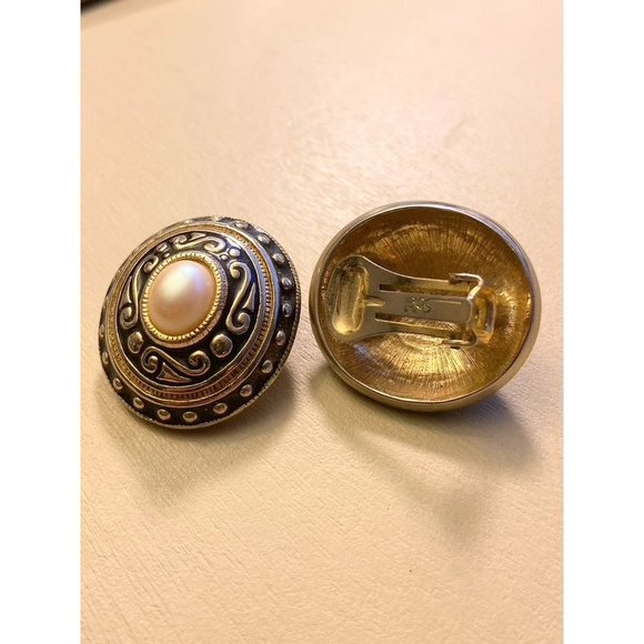 Vintage Gold plated and pearl Dome Clip on earring 80's - Picture 2 of 3